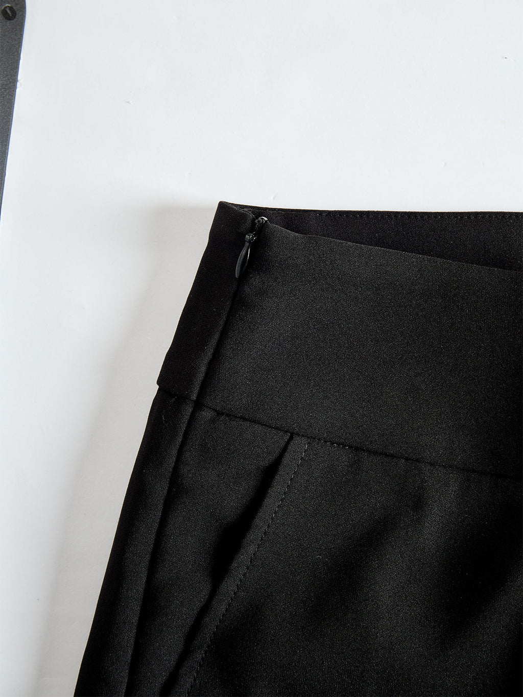 PARIS | Conjunto Negro Elegante con Mangas Abullonadas y Diseño de Pierna Ancha.