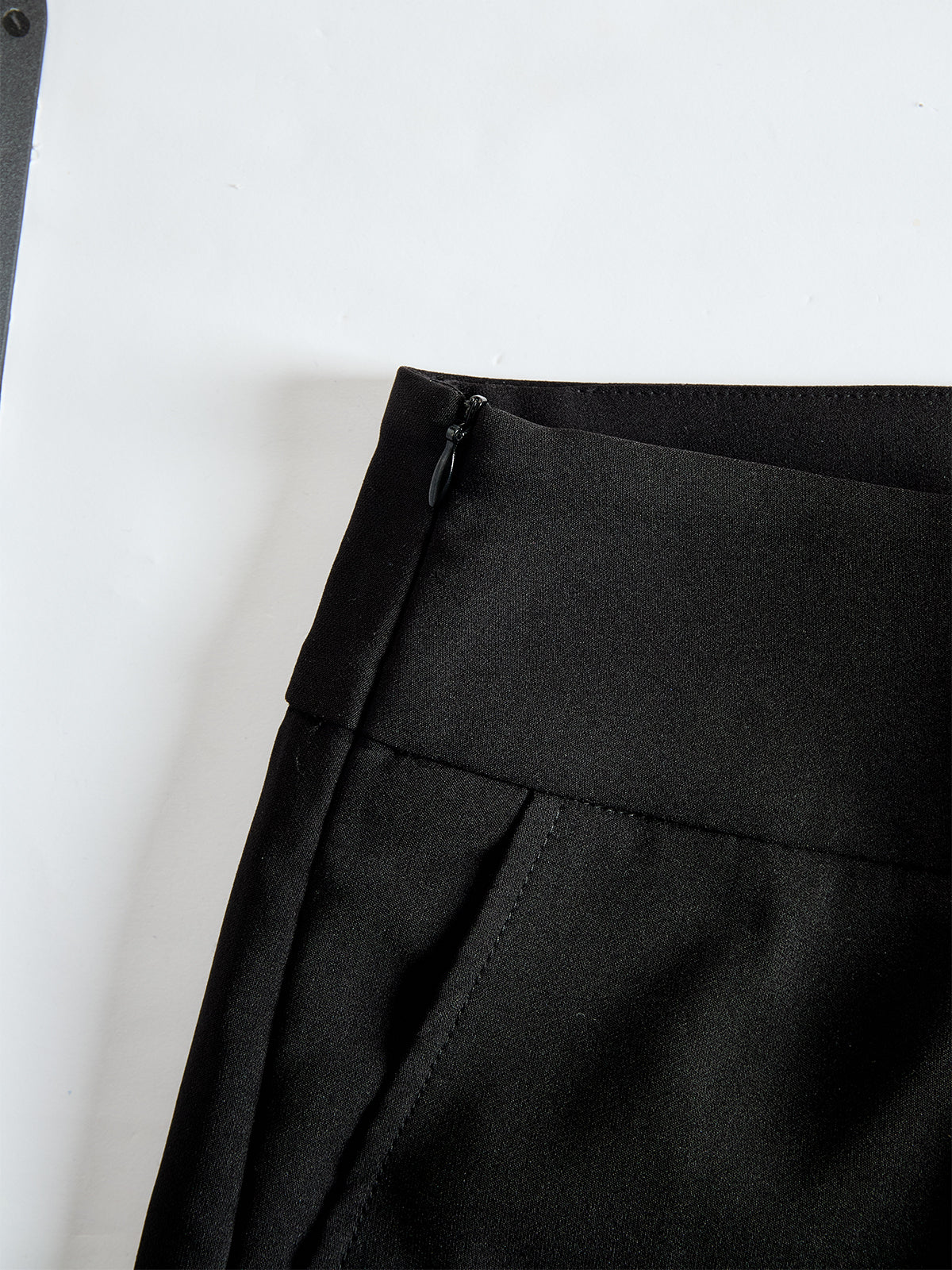 PARIS | Conjunto Negro Elegante con Mangas Abullonadas y Diseño de Pierna Ancha.