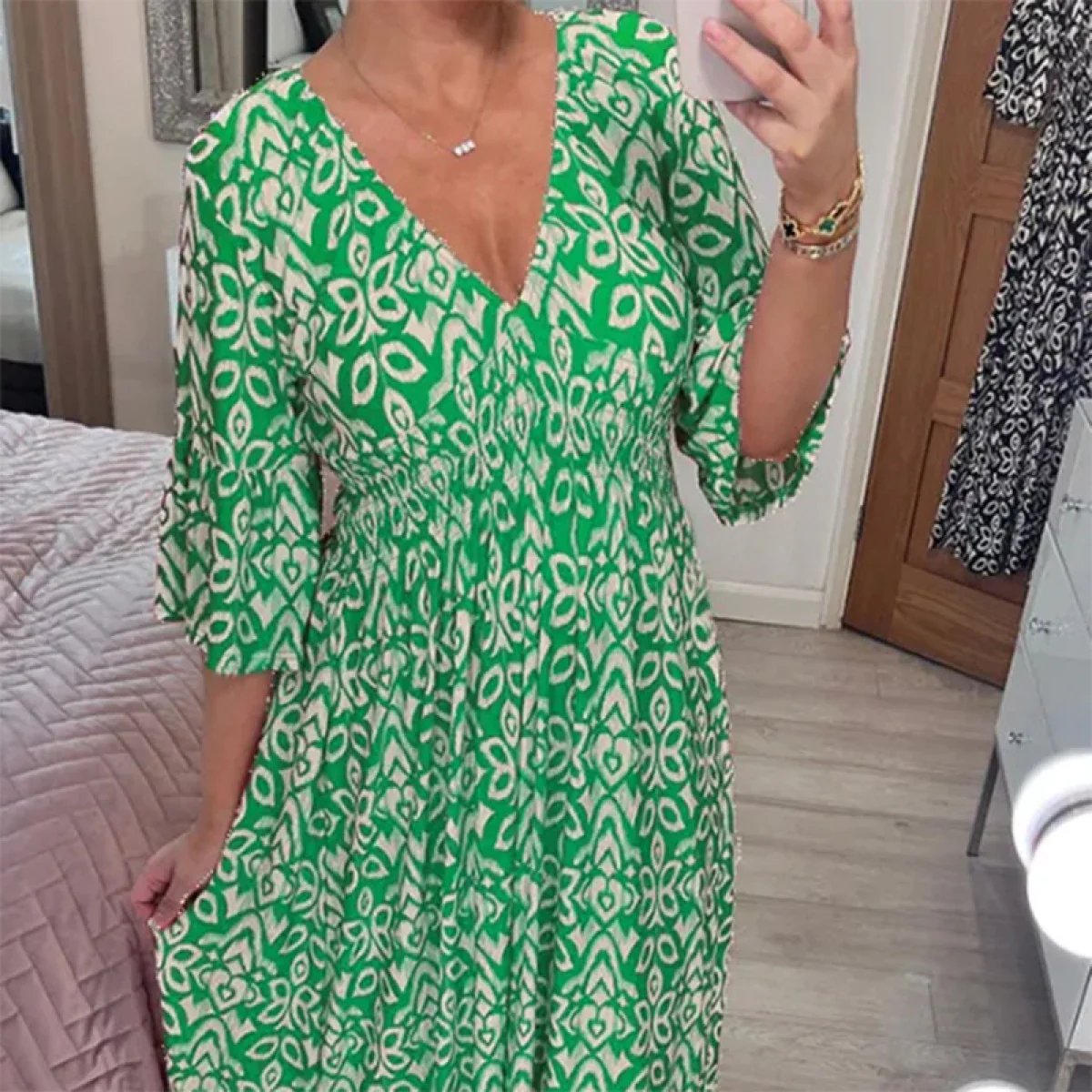 ROCÍO™ | VESTIDO INFORMAL CON ESCOTE EN V Y ESTAMPADO DE FLORES