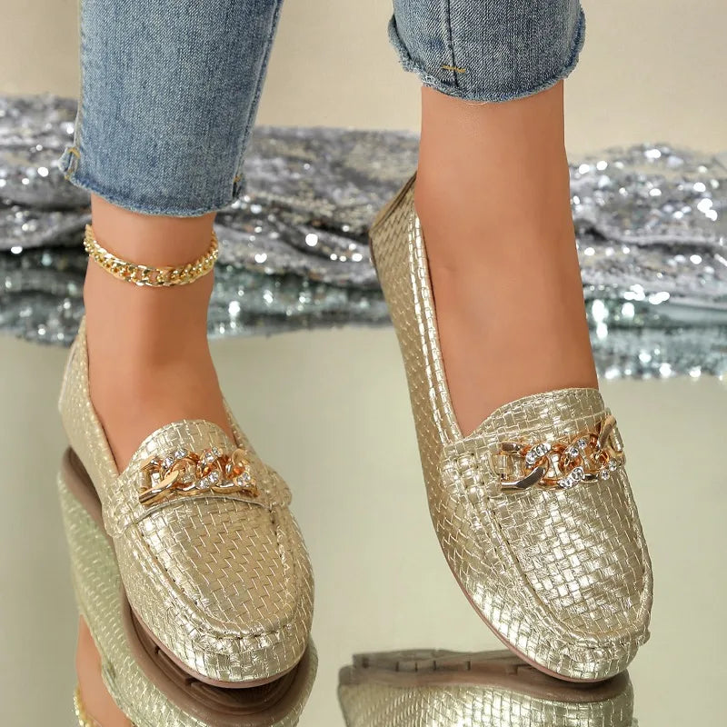 Blanca| Mocasines elegantes con piel de serpiente.