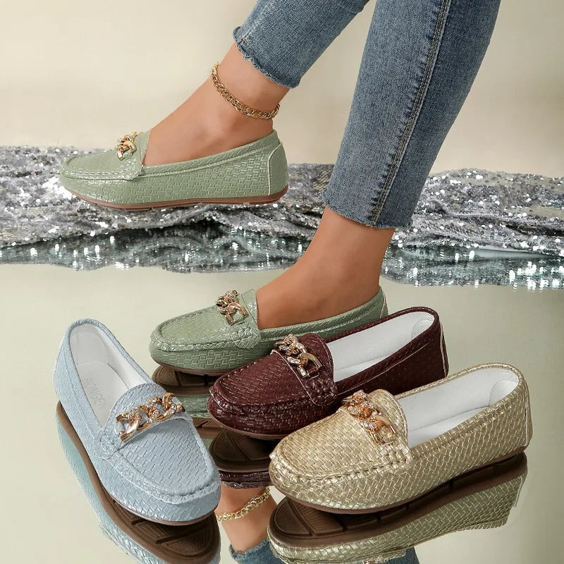 Blanca| Mocasines elegantes con piel de serpiente.