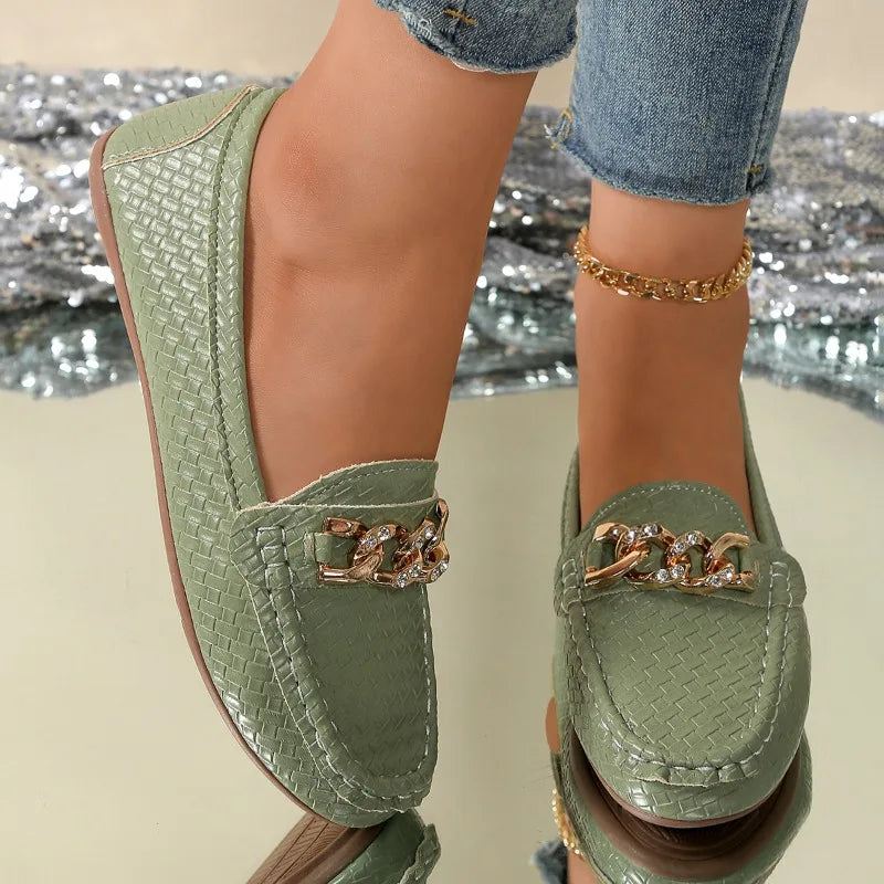 Blanca| Mocasines elegantes con piel de serpiente.