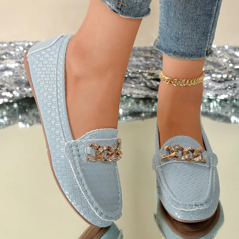 Blanca| Mocasines elegantes con piel de serpiente.