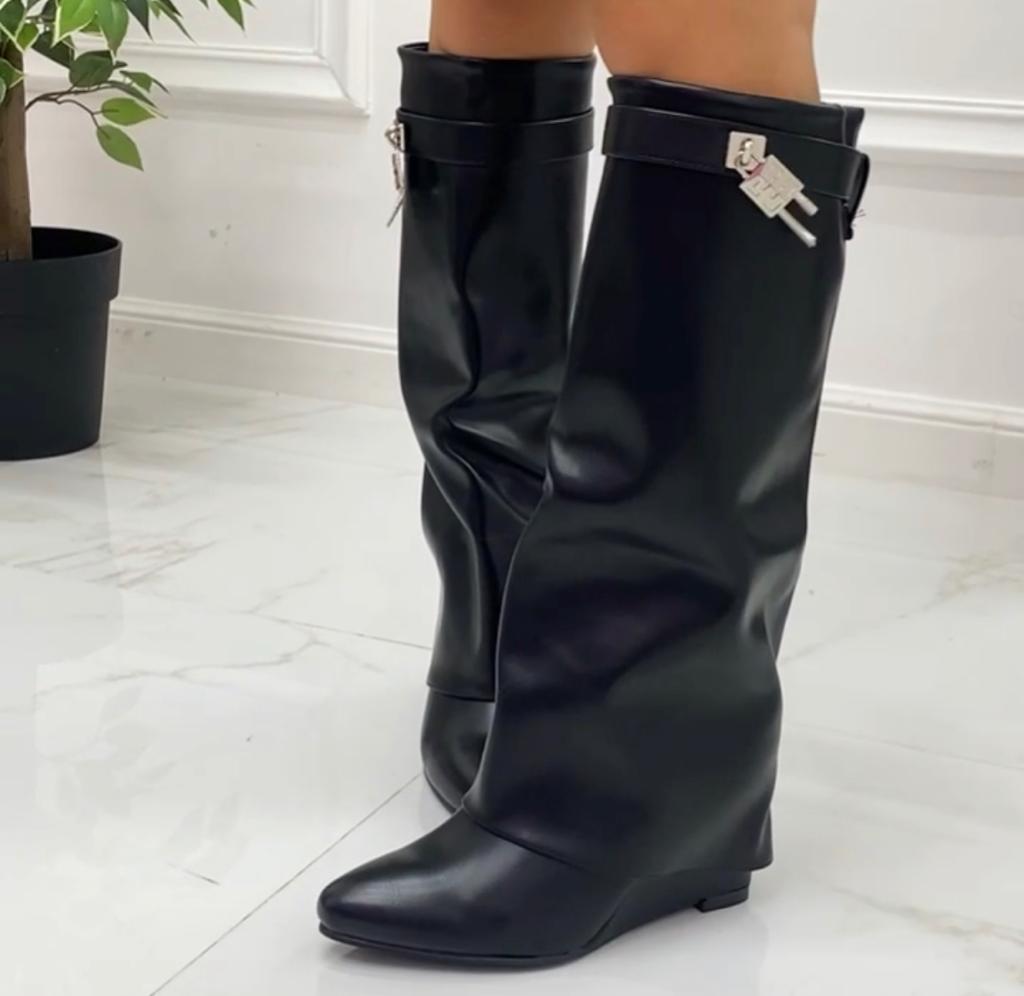 BOTAS DE MUJER CON CUÑA Y PUNTA REDONDEADA NEGRAS