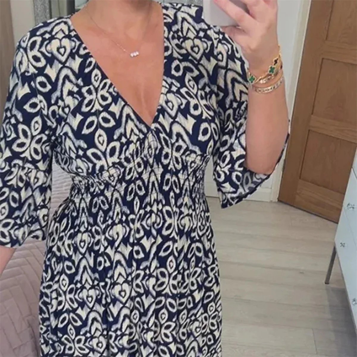 ROCÍO™ | VESTIDO INFORMAL CON ESCOTE EN V Y ESTAMPADO DE FLORES